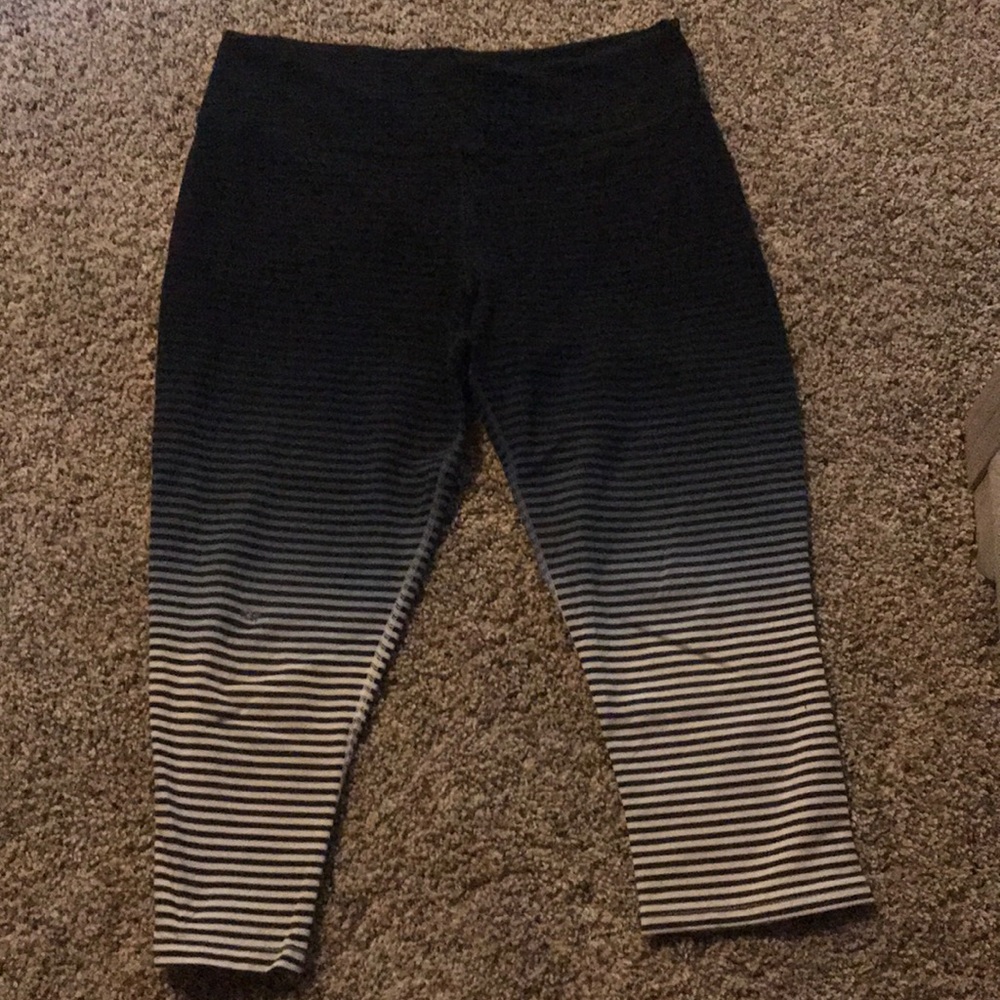 Woman’s Nike dyi-fit Leggings Size L